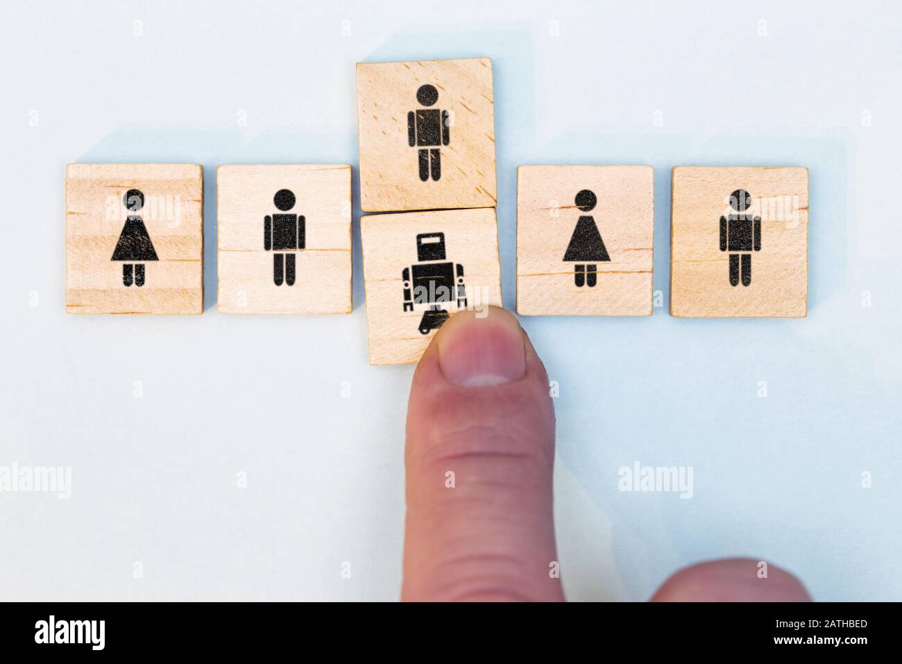 L'automazione concettuale nel settore distrugge posti di lavoro, le persone devono lasciare il posto al progresso, la disoccupazione concettuale Foto Stock