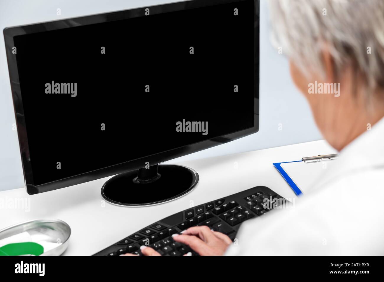 medico femminile di fronte a un monitor nero vuoto, telemedicina concetto e-health Foto Stock