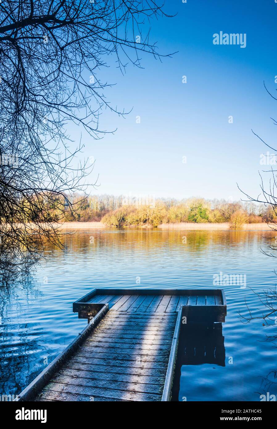 Una fredda e soleggiata mattinata invernale su Coate Water a Swindon. Foto Stock