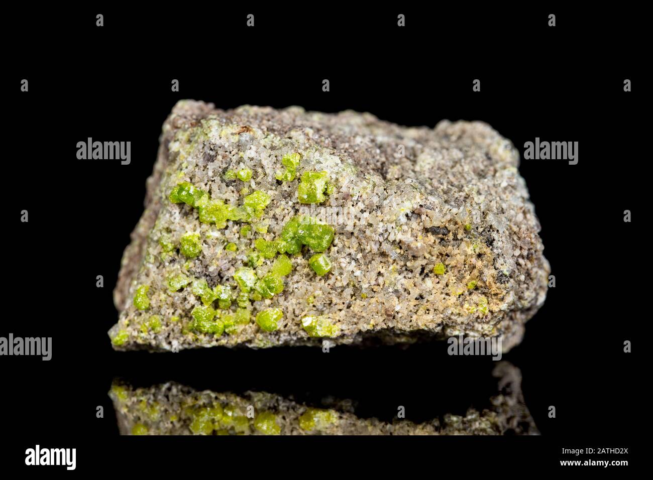 Peridot grezzo o pietra minerale olivina di fronte a sfondo nero, mineralogia e esoterismo Foto Stock