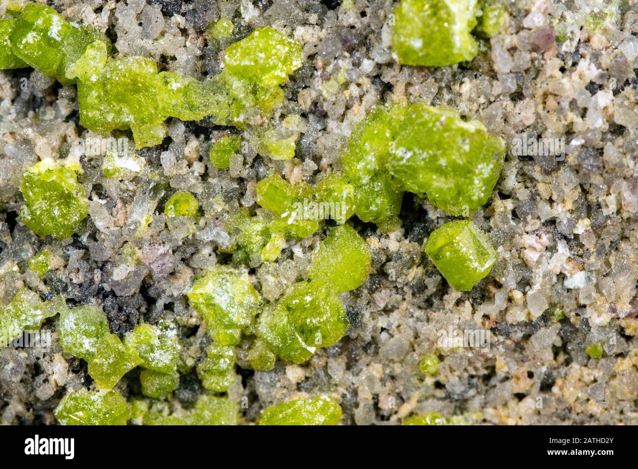 Closeup di un Peridot o olivin pietra minerale sfondo modello, dettagli e macro di mineralogia Foto Stock