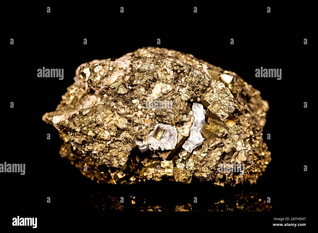 Pietra Minerale Di Pirite Di Ferro Dorato Grezzo Di Fronte A Sfondo Nero Mineralogia Ed Esoterismo Foto Stock Alamy