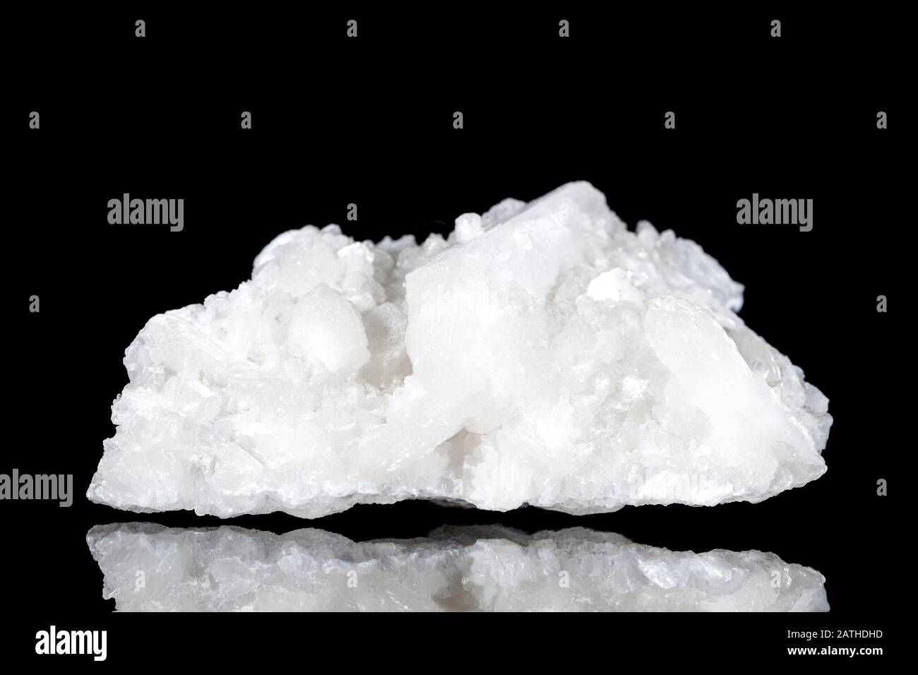 Pietra minerale bianca grezza stillbite o desmina di fronte a sfondo nero, mineralogia ed esoterismo Foto Stock