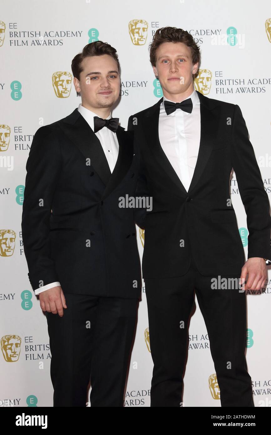 Dean Charles Chapman e George Mackay durante i BAFTA British Academy Film Awards - Sala dei vincitori presso la Royal Albert Hall. Foto Stock