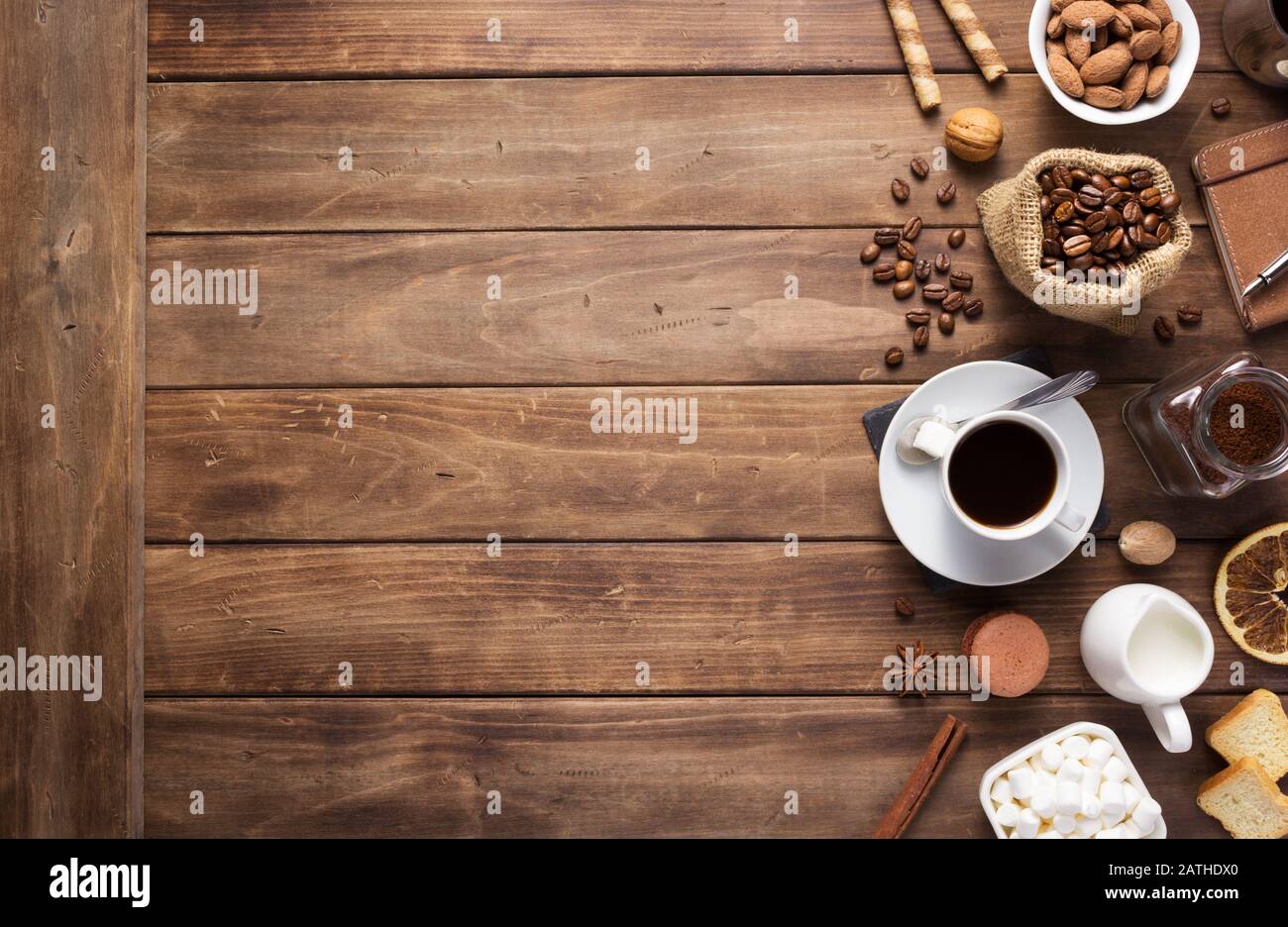 tazza di caffè e fagioli su sfondo di legno, vista dall'alto Foto Stock