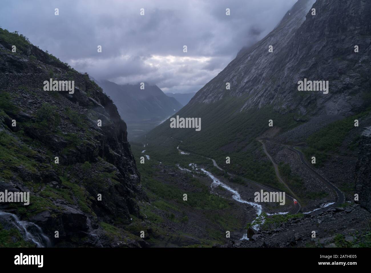 Strada di montagna norvegese. Trollstigen. Cascata Stigfossen. Norvegia paesaggio turistico valle. Foto Stock