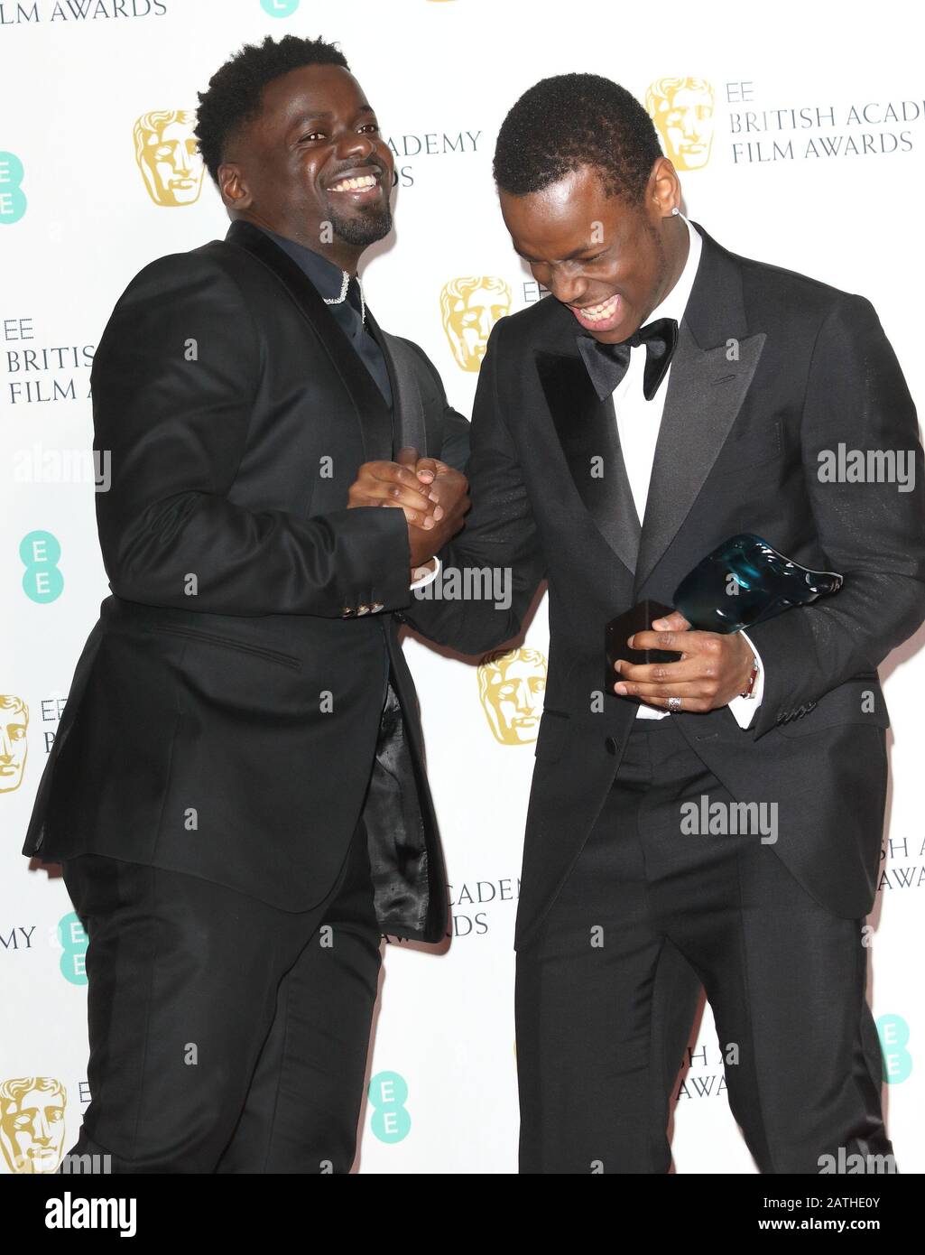 Daniel Kaluuya e Micheal Ward durante i BAFTA British Academy Film Awards - Sala dei vincitori presso la Royal Albert Hall. Foto Stock