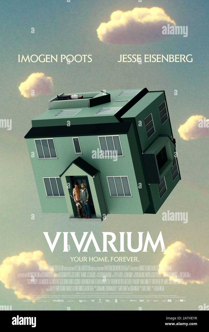 Vivarium (2019) diretto da Lorcan Finnegan e con Jesse Eisenberg, Imogen Poots e Jonathan Aris. Una coppia che acquista la loro prima casa si perde in un surreal immobiliare di case identikit. Foto Stock