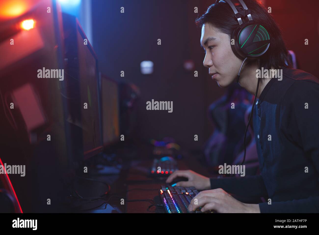 Ritratto di un giovane asiatico che usa il computer in studio di pro-gaming, copia spazio Foto Stock
