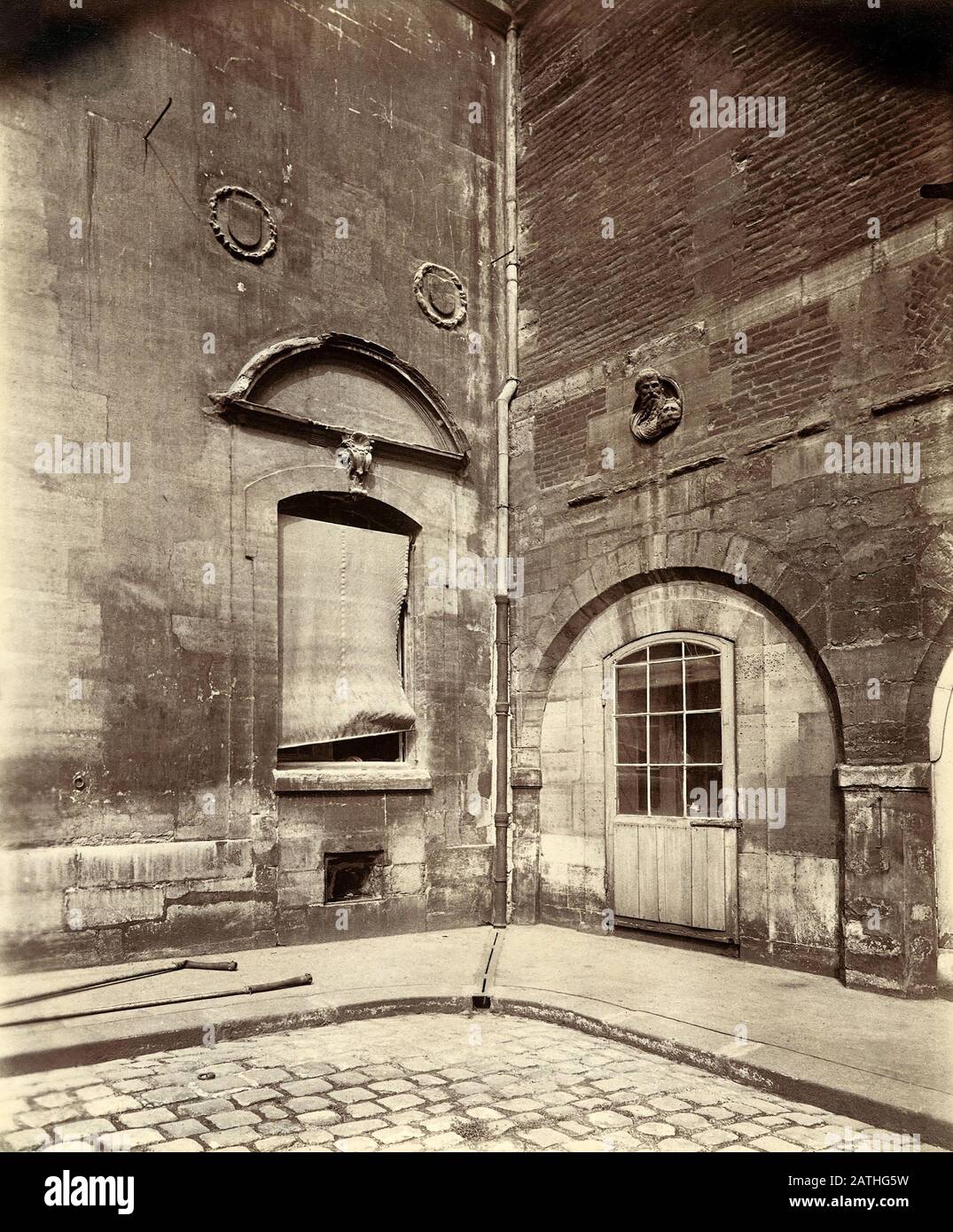 Eugene Attet Courtyard of the Hotel Scipion a Parigi, 5th arrondissement. 1910 stampa Albume dopo lastra di vetro negativo (17,6 x 22,9 cm) Collezione privata Foto Stock
