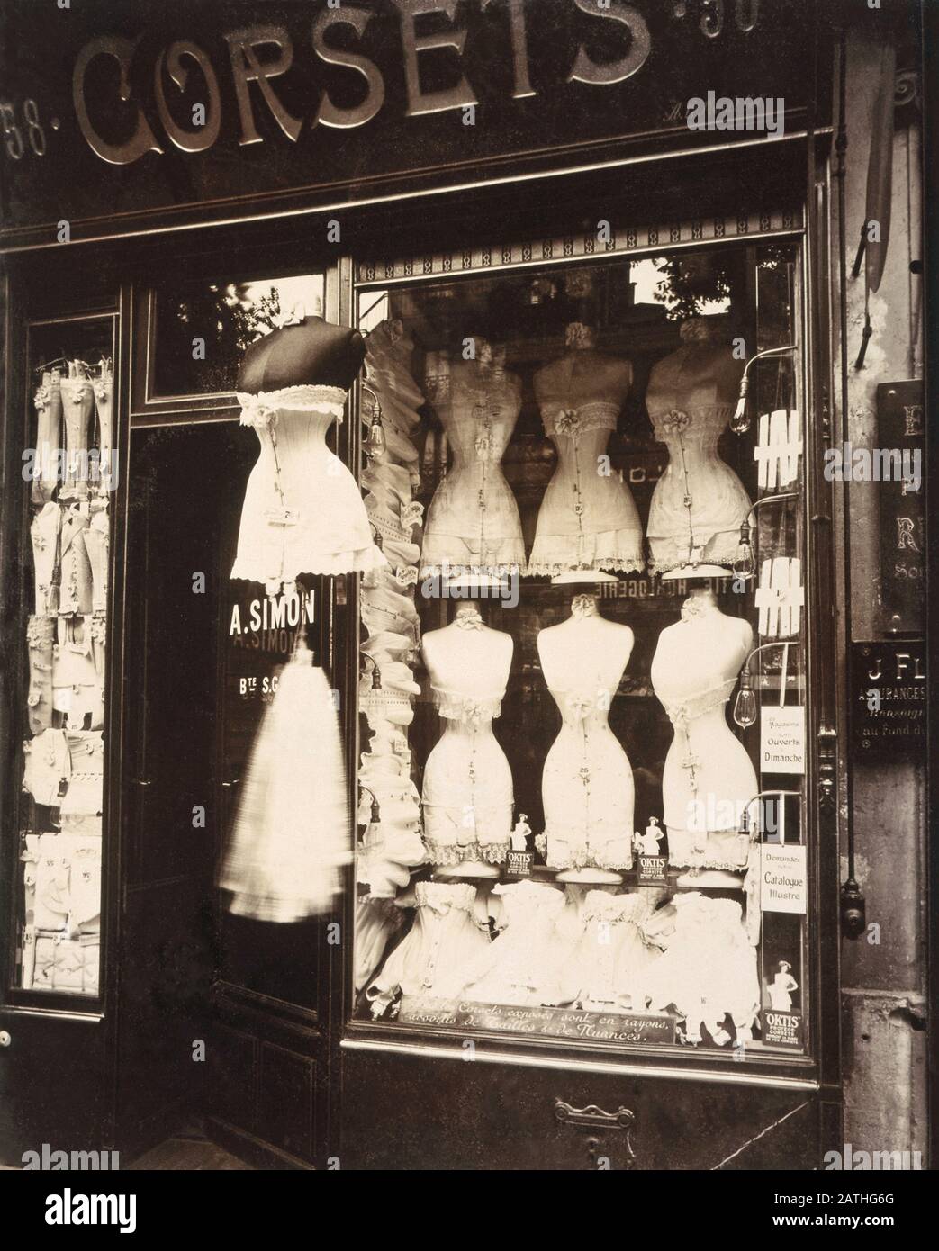 Negozio Eugene Atget Corset a Parigi. Boulevard de Strasbourg. 1912 stampa Albumen dopo lastra di vetro negativo (17,6 x 22,9 cm) Collezione privata Foto Stock