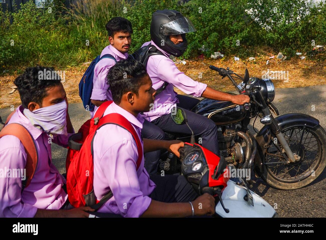 Viste di motociclisti di motocicli e ciclomotori in Kerala. Da una serie di foto di viaggio in Kerala, India del sud. Data Della Foto: Domenica 12 Gennaio 2020. Phot Foto Stock