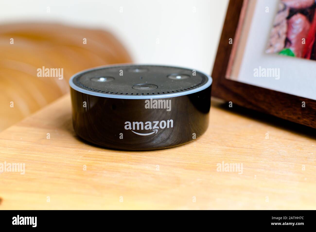 Dispositivo intelligente Amazon Echo Dot Alexa basato sull'intelligenza artificiale (AI) Foto Stock