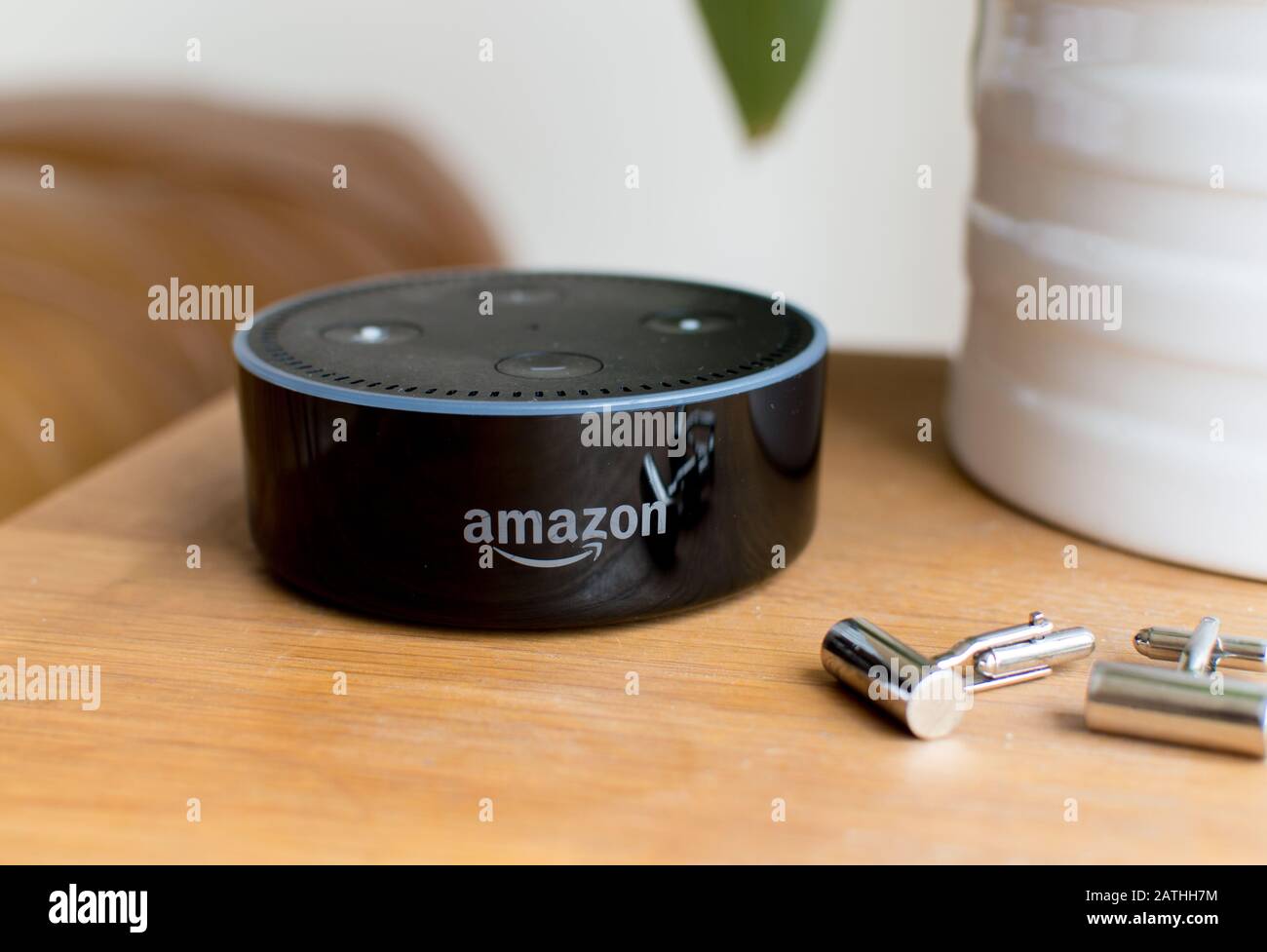 Dispositivo intelligente Amazon Alexa Echo Dot basato sull'intelligenza artificiale (AI) Foto Stock