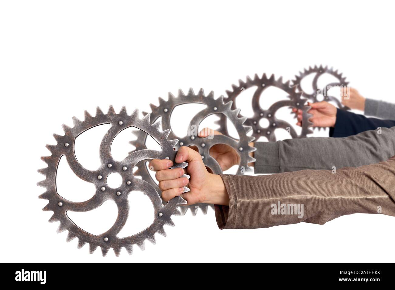 Molte mani diverse mantengono gli ingranaggi che si innestano. Dinamiche di gruppo e lavoro di squadra di successo, concetto di business Foto Stock