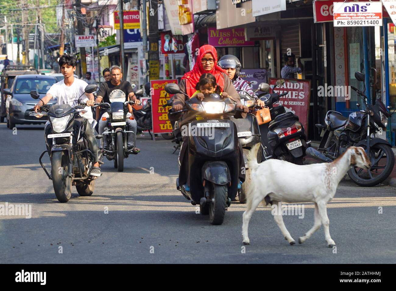 Una tipica scena di strada a Cochin, Kerala. Da una serie di foto di viaggio in Kerala, India del sud. Data Della Foto: Domenica 12 Gennaio 2020. Foto: Roger Ga Foto Stock