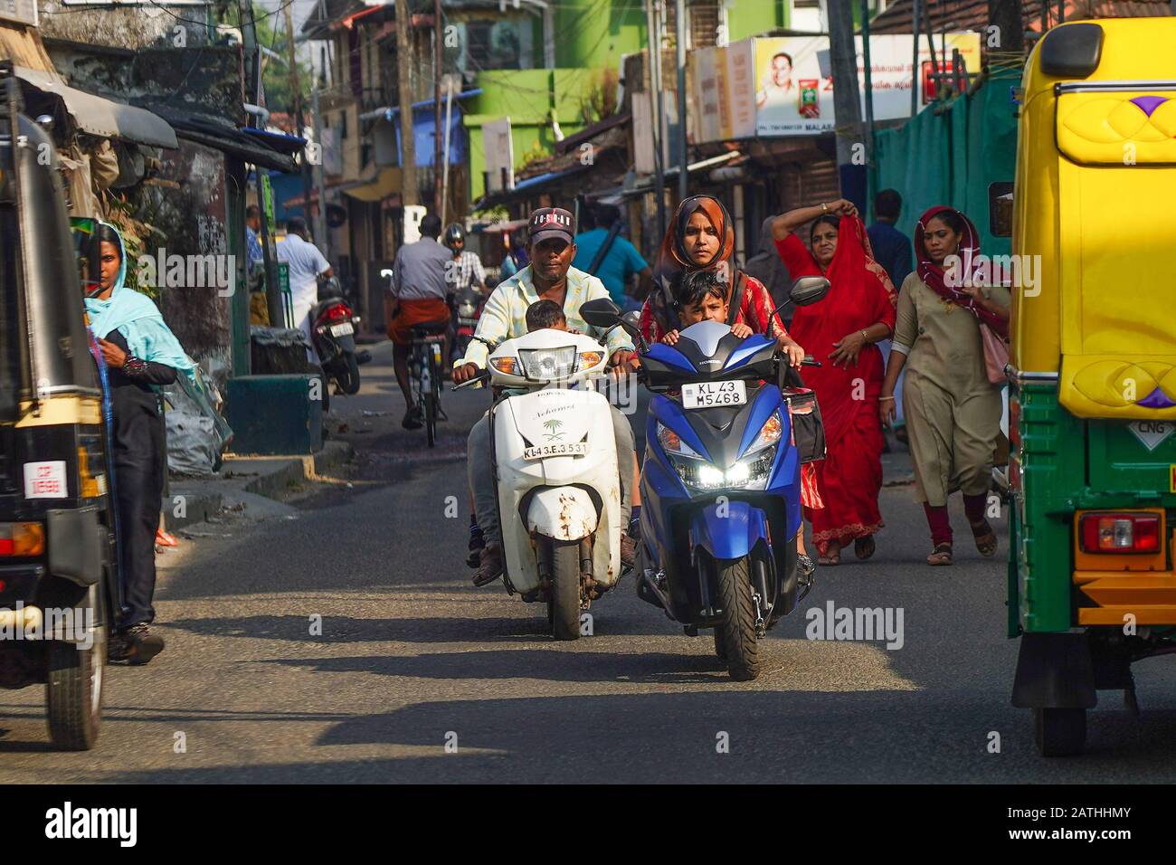 Una tipica scena di strada a Cochin, Kerala. Da una serie di foto di viaggio in Kerala, India del sud. Data Della Foto: Domenica 12 Gennaio 2020. Foto: Roger Ga Foto Stock