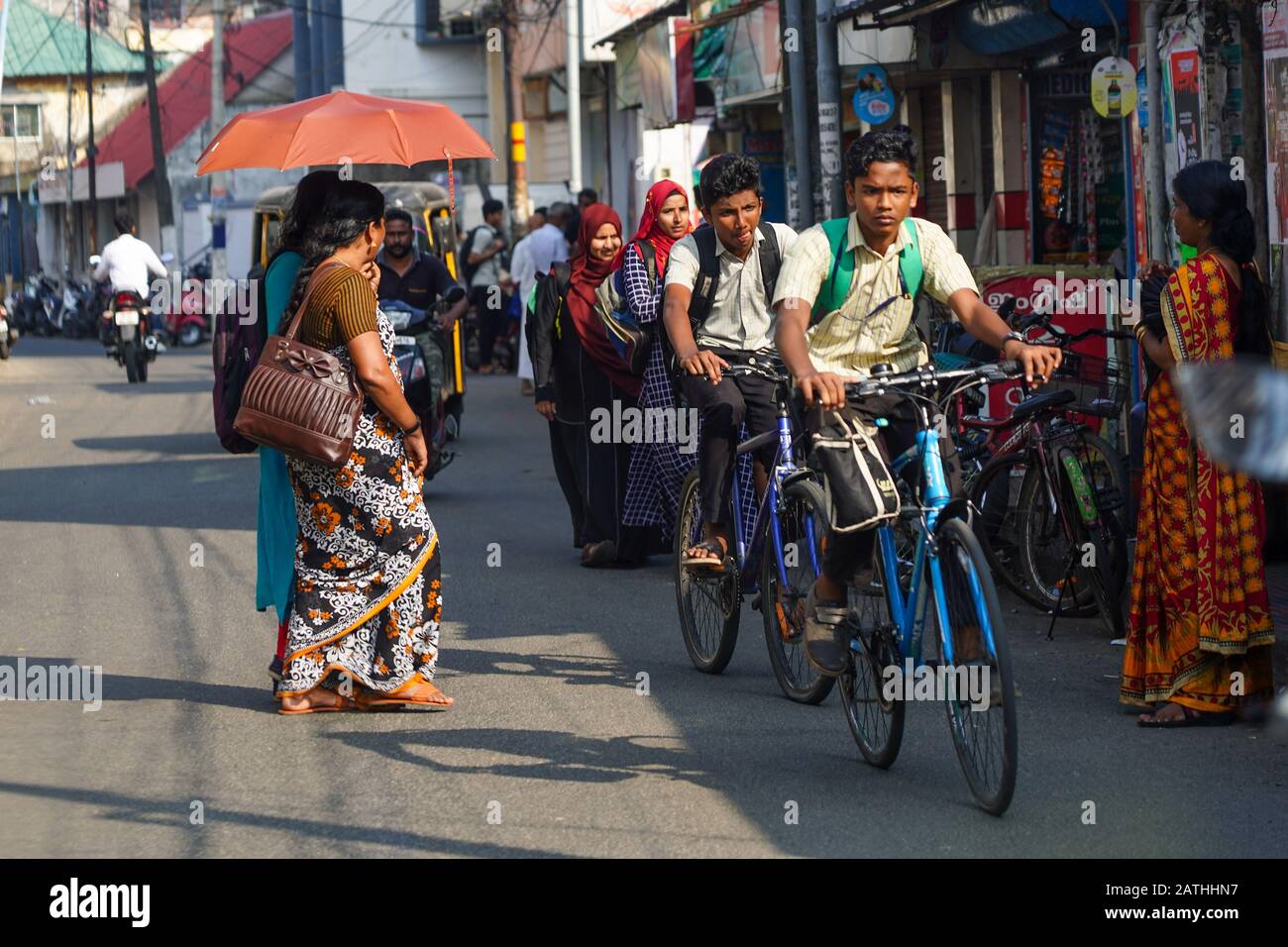 Una tipica scena di strada a Cochin, Kerala. Da una serie di foto di viaggio in Kerala, India del sud. Data Della Foto: Domenica 12 Gennaio 2020. Foto: Roger Ga Foto Stock