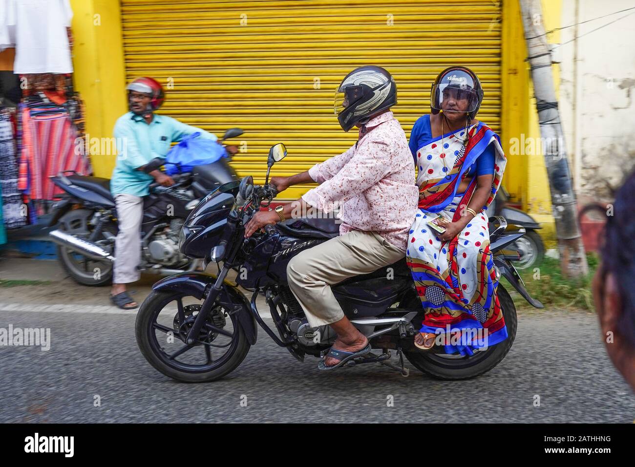 Viste di motociclisti di motociclette e ciclomotori a Cochin, Kerala. Da una serie di foto di viaggio in Kerala, India del sud. Data Della Foto: Venerdì 17 Gennaio 20 Foto Stock