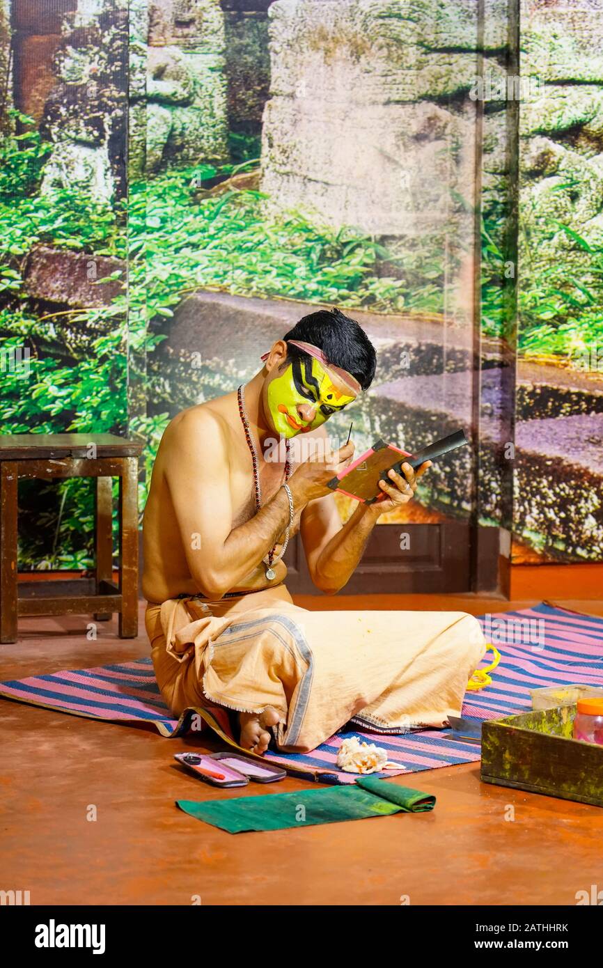 Un attore in una performance di Narakasuravadham prepara il suo make-up. Da una serie di foto di viaggio in Kerala, India del sud. Data Della Foto: Venerdì, Gennaio Foto Stock