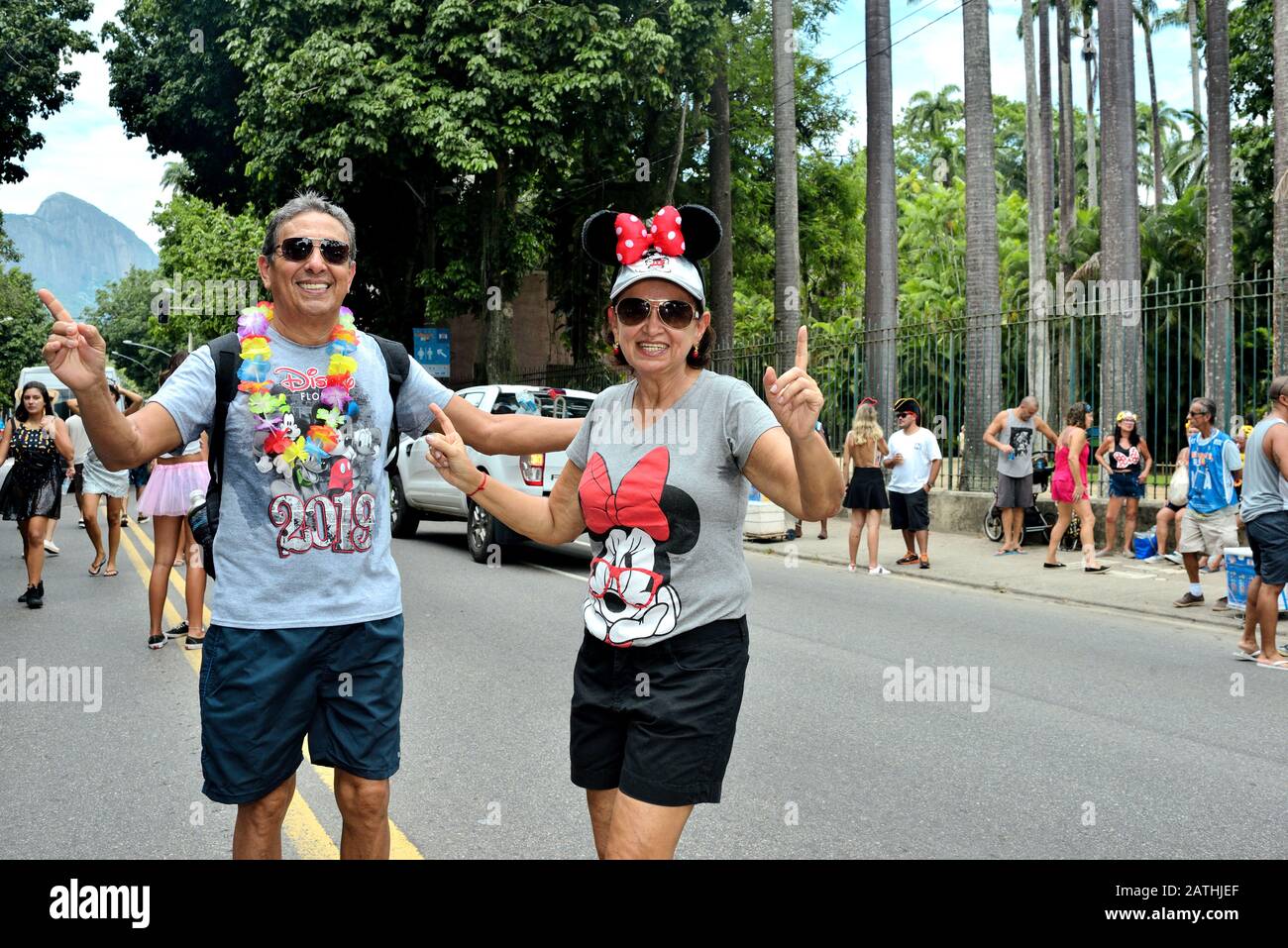 Carnevale di strada, Brasile – 17 febbraio 2019: I festaioli in costume partecipano a una processione di carnevale attraverso Via Jardim Botanico a Rio de Janeiro. Foto Stock