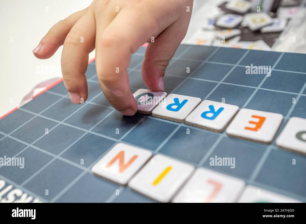 Pratiche del bambino con il gioco del bordo di formazione di parola. Il gioco è fatto con pezzi di lettera magnetica. Messa a fuoco selettiva Foto Stock