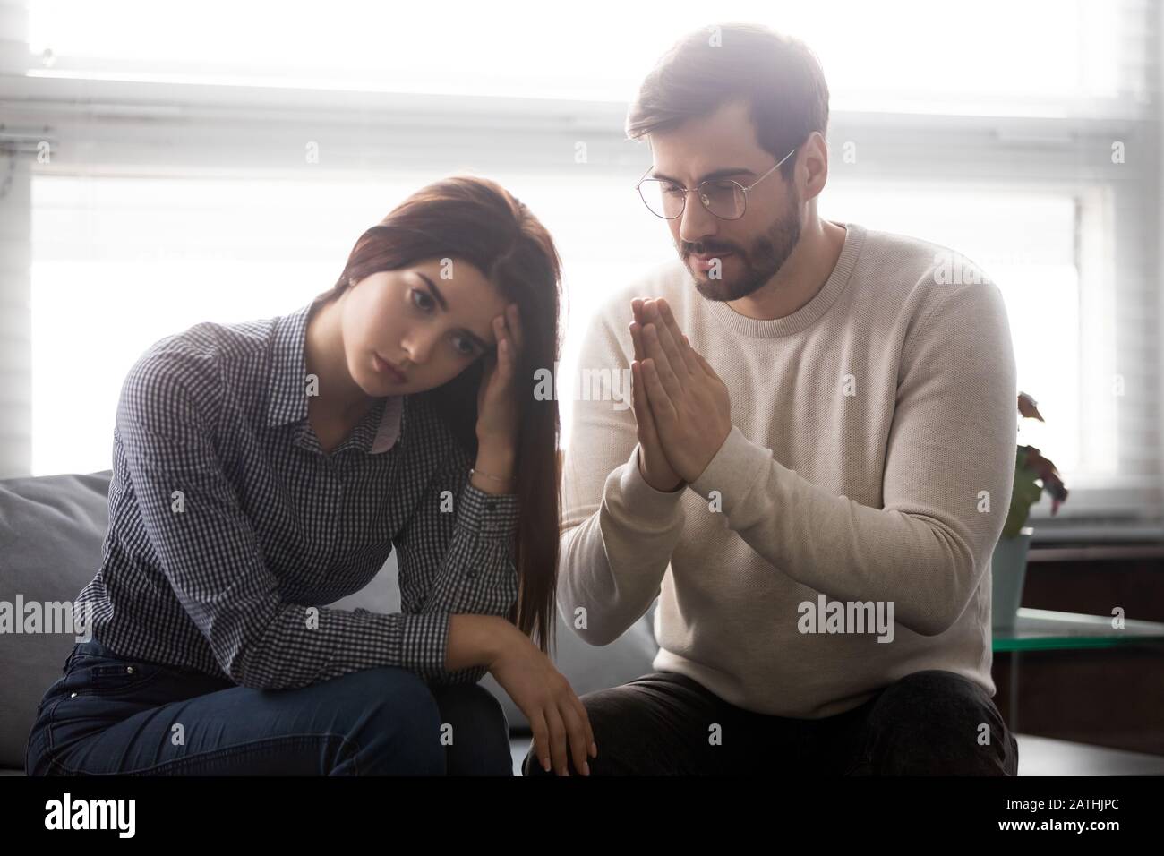 Il marito si scusa con sua moglie chiede perdono si sente colpevole Foto Stock