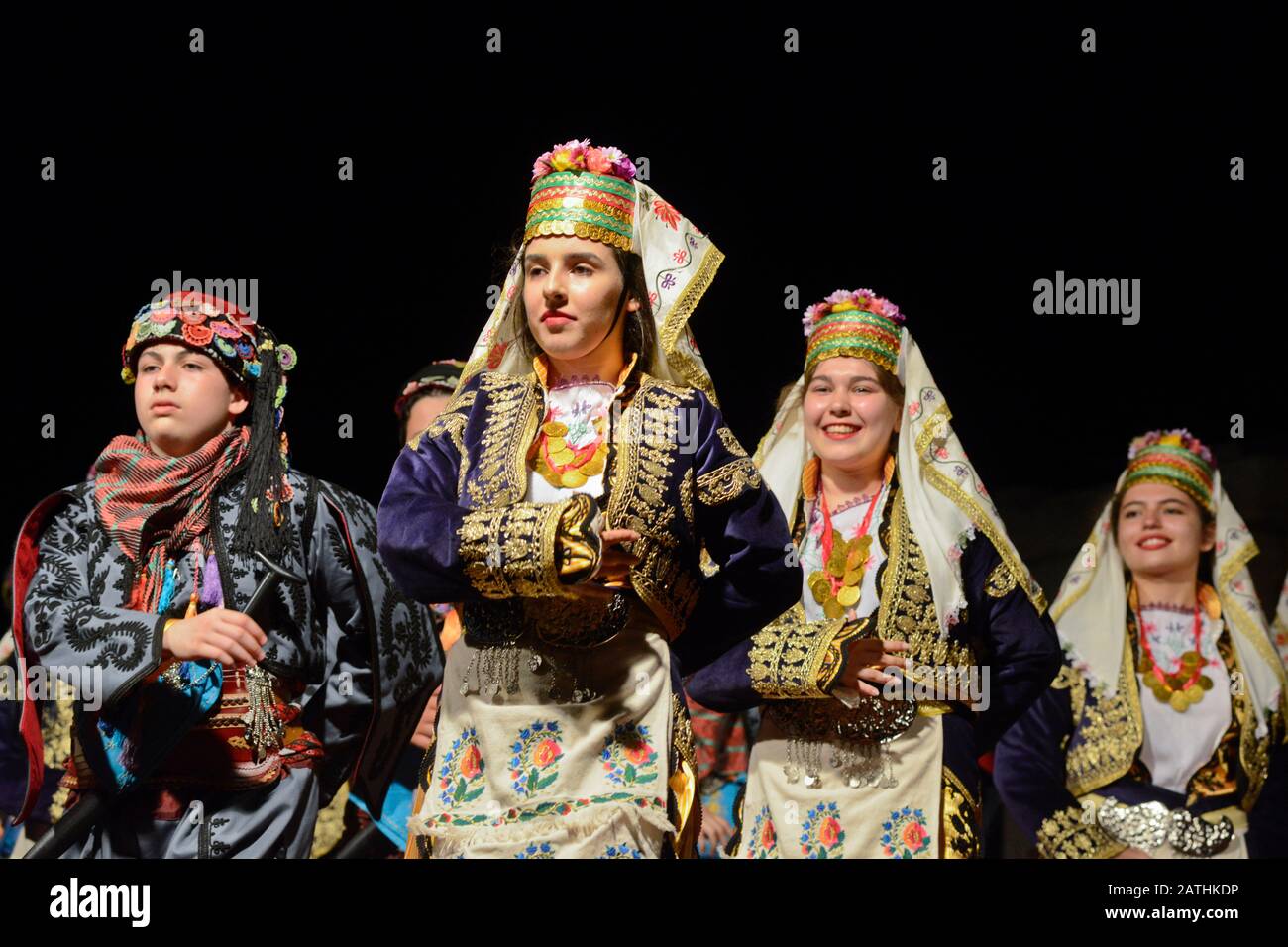 Albanese ballerini folk con costumi tradizionali, celebrando il Ramadan a Skopje in Macedonia Foto Stock