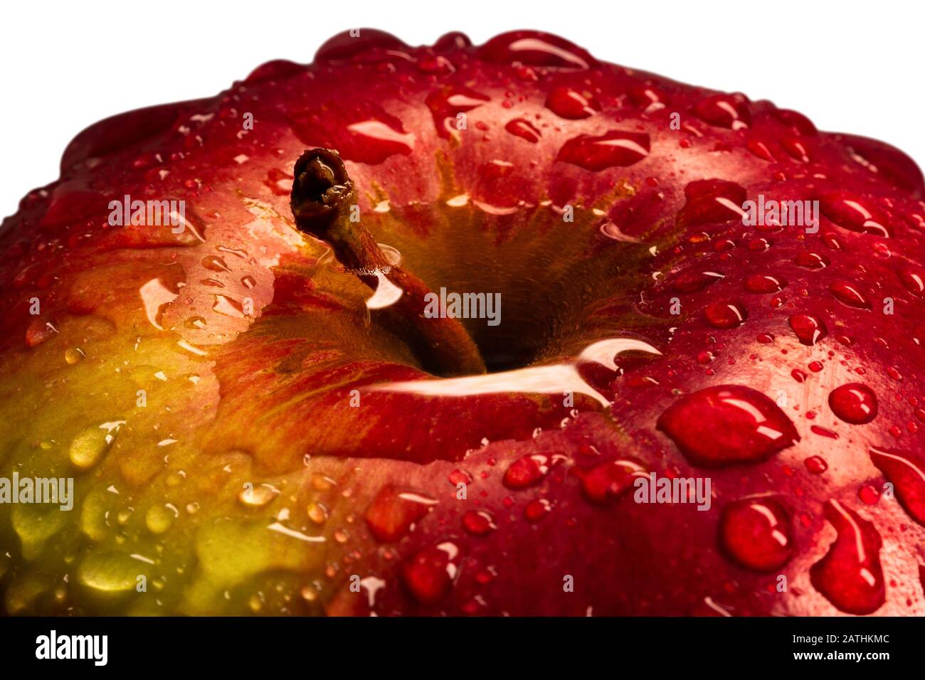 Mela rossa matura in gocce d'acqua da vicino Foto Stock