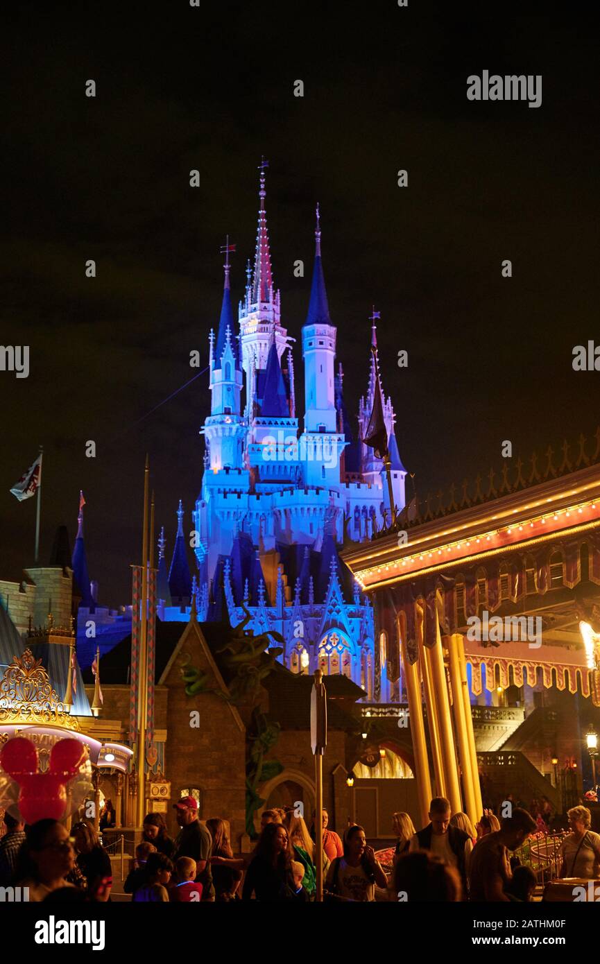 Orlando, USA - 19 gennaio 2020: Persone al parco disney Magic Kingdom sullo sfondo del castello Foto Stock