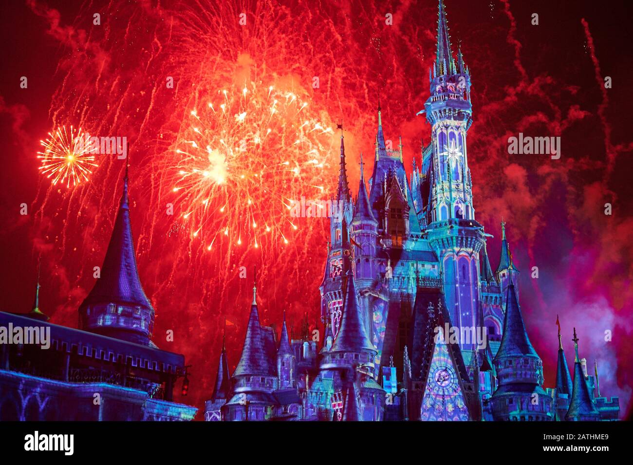 Orlando, USA - 19 gennaio 2020: Luminoso castello disney a festa di fuochi d'artificio di notte Foto Stock