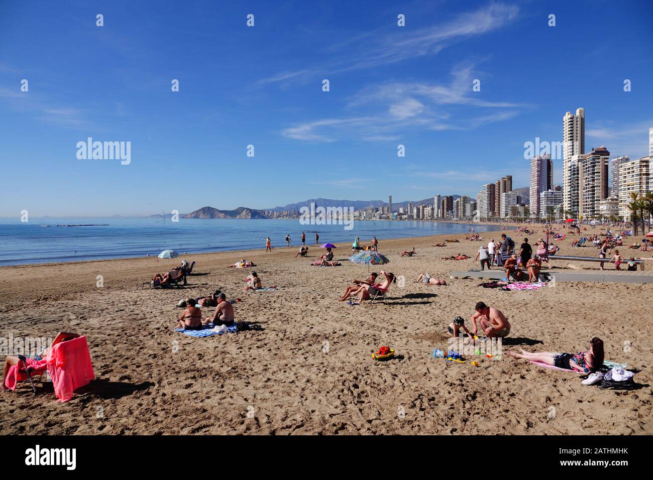 Benidorm, Provincia Di Alicante, Spagna. 3rd febbraio 2020. I turisti britannici si rilassano al sole invernale con la gente del posto e altri turisti sulla spiaggia di Levante quando la temperatura raggiunge i 22 gradi centigradi. Credit: Mick Flynn/Alamy Live News Foto Stock