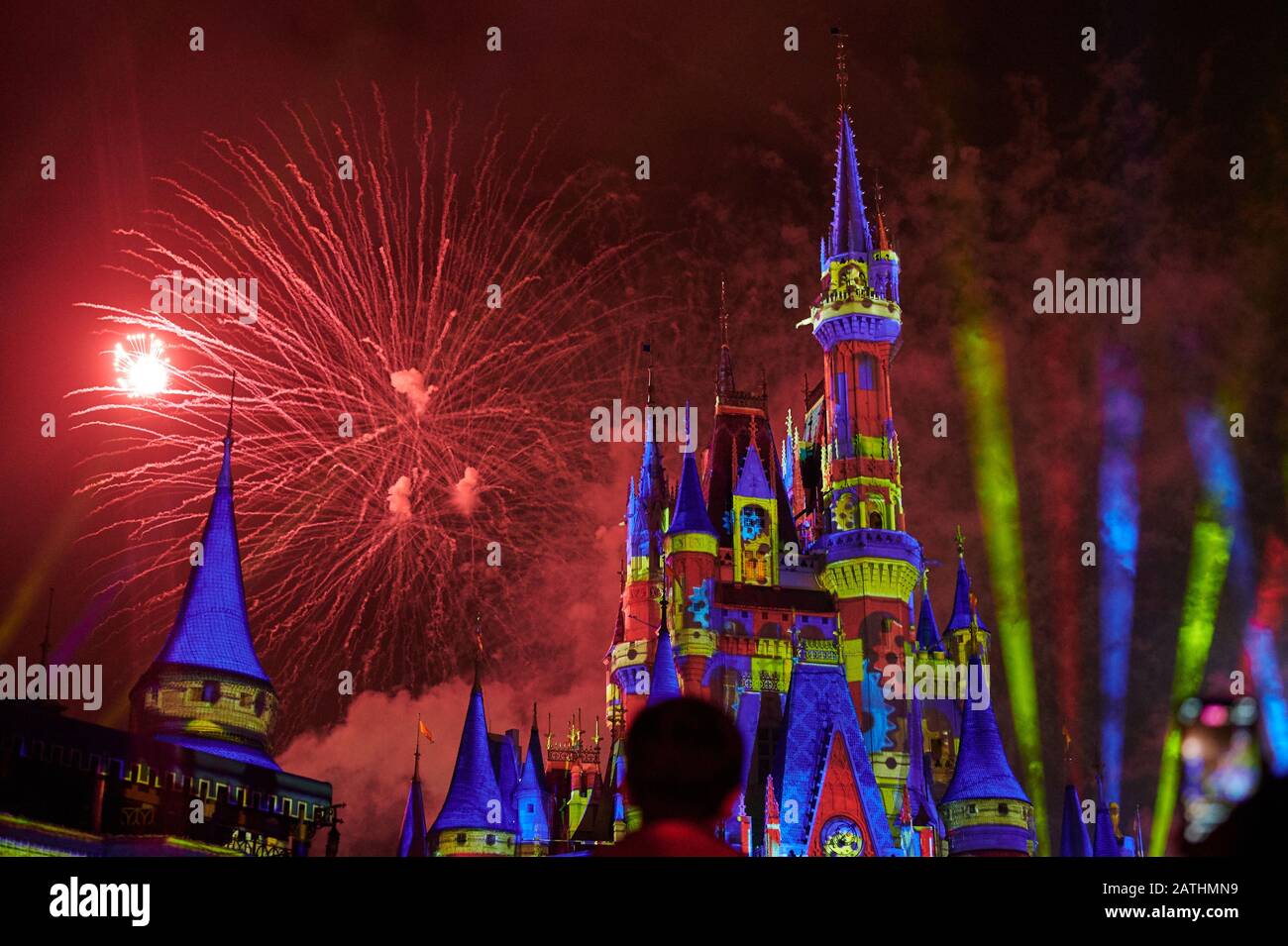 Orlando, USA - 19 gennaio 2020: Fuochi d'artificio colorati al parco disney vista orizzontale di notte Foto Stock