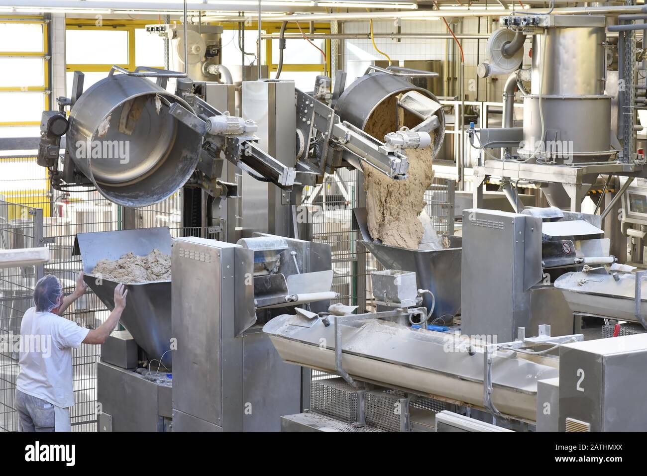 produzione industriale di prodotti da forno su una linea di assemblaggio - tecnologia e macchinari nella fabbrica alimentare Foto Stock