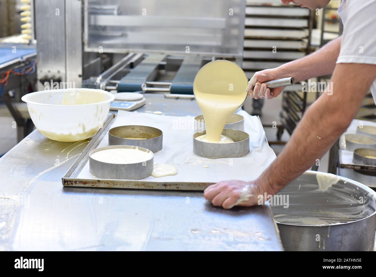 produzione industriale di torte e crostate in una grande panetteria su una linea di assemblaggio Foto Stock