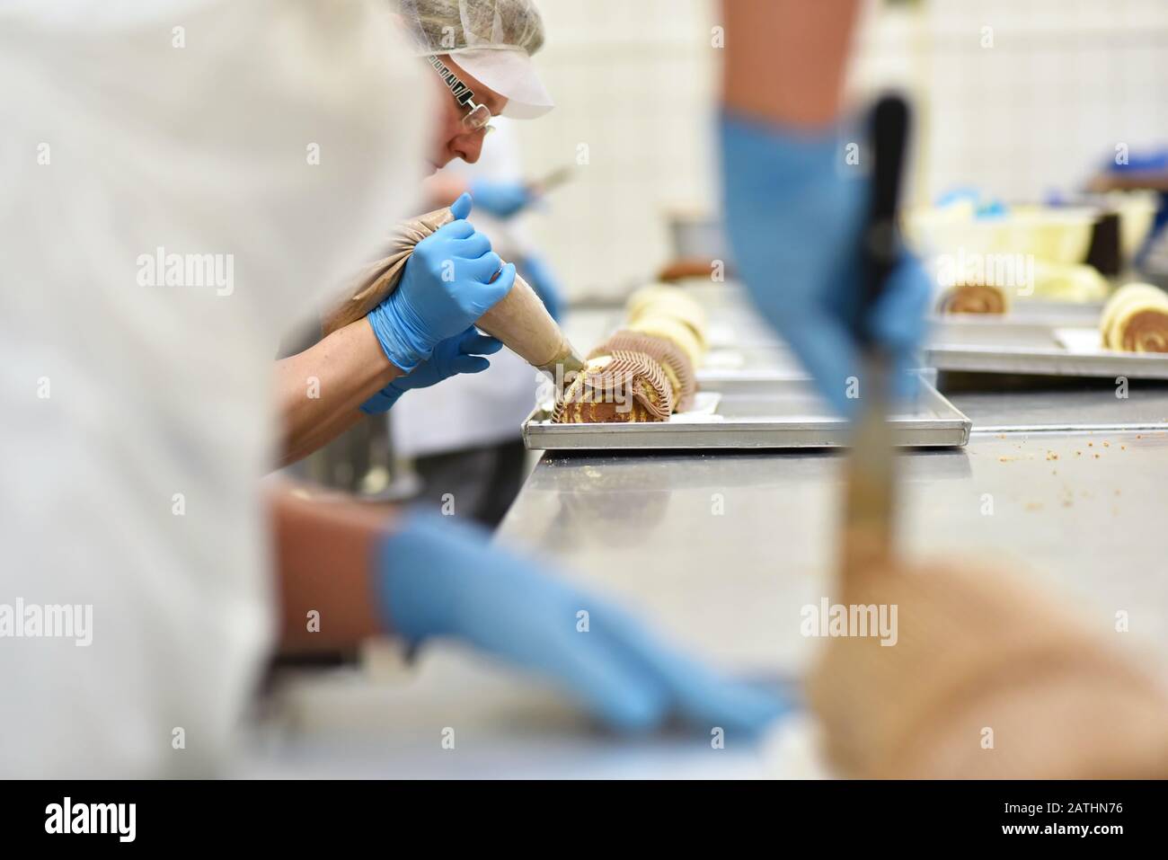 produzione industriale di torte e crostate in una grande panetteria su una linea di assemblaggio Foto Stock
