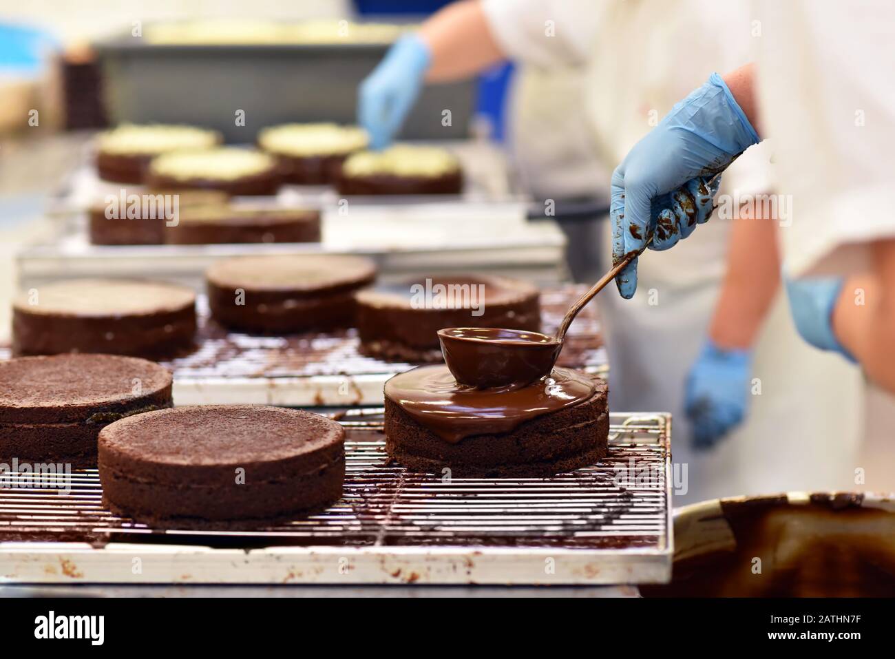 produzione industriale di torte e crostate in una grande panetteria su una linea di assemblaggio Foto Stock