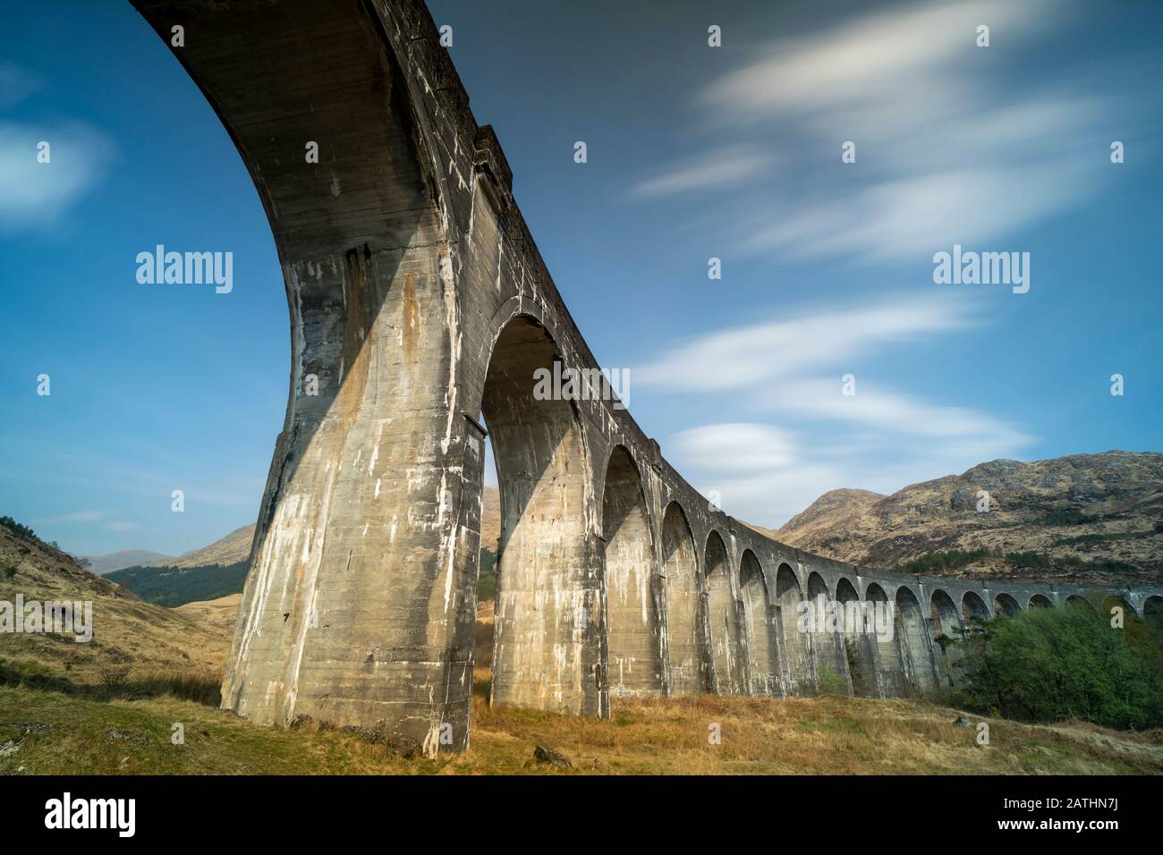 Vista ad ampio angolo del viadotto di Glenfinnan, Highlands scozzesi, Scozia Foto Stock