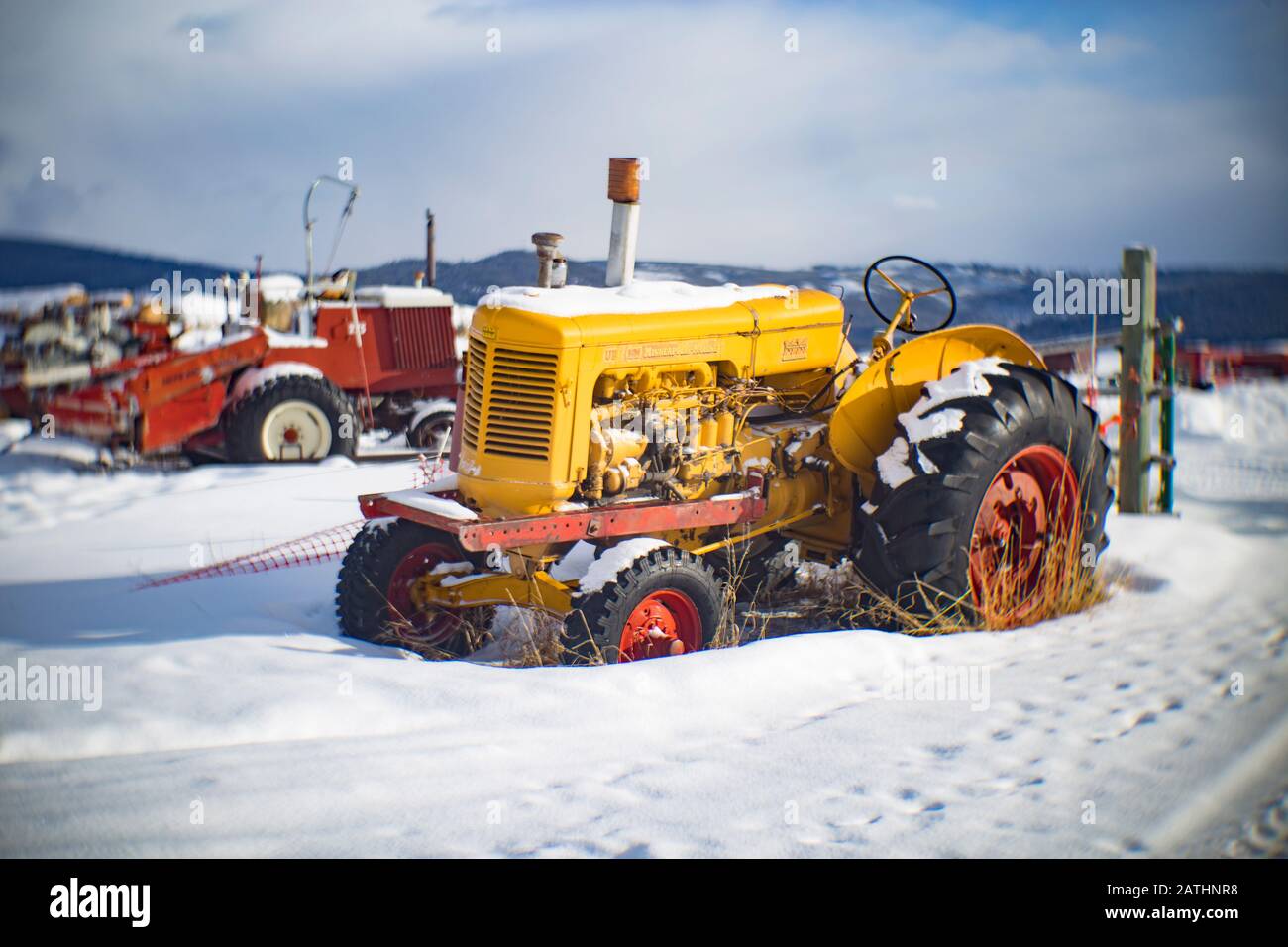 Un trattore diesel UB Minneapolis-Moline vintage del 1955 nella neve, sulla McClain Farm, nell'angolo di Porter, a sud-ovest di Philipsburg, Montana. Foto Stock