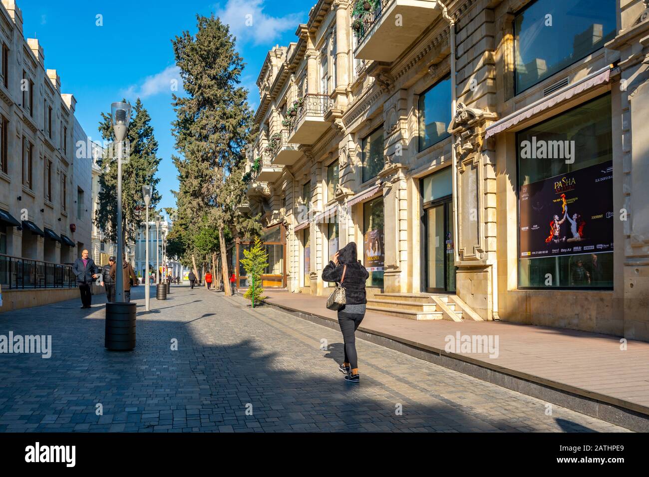 Baku, Azerbaigian 27 gennaio 2020 - Persone che viaggiano per le strade di Baku. Foto Stock