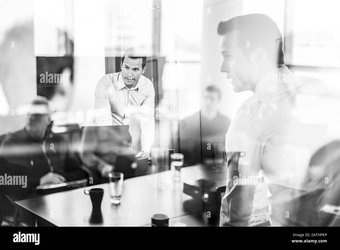 Il team di Business brainstorming su riuniti in un moderno ufficio aziendale. Foto Stock