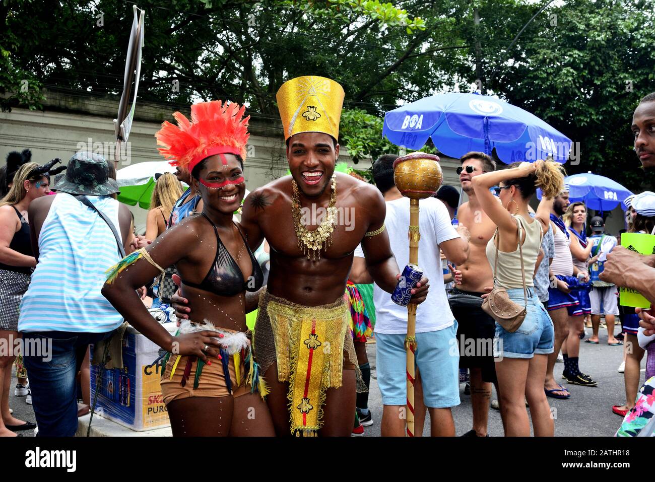 Carnevale di strada, Americhe, Brasile – 17 febbraio 2019: I festaioli entrano nello spirito del Carnevale durante una festa di strada che si tiene nella zona sud di Rio de Janeiro Foto Stock