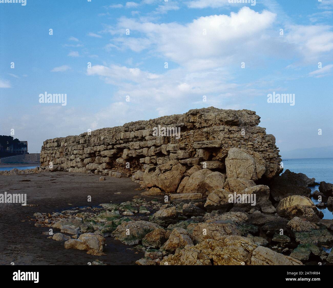 Molo ellenistico, 1st secolo a.C. Costruito poco dopo l'arrivo dei Romani, a causa dell'intensificazione del traffico commerciale. Spiaggia di Sant Marti. Empuries, Provincia Di Girona, Catalogna, Spagna. Foto Stock