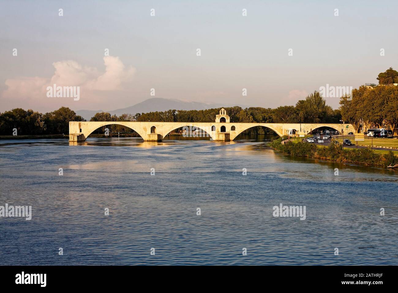 Ponte di San Benezet, 14th secolo, mezzo-span, luce dorata, strada, veicoli, traffico, acqua, fiume Rodano, Provenza, Avignone, Francia, estate, orizzontale Foto Stock