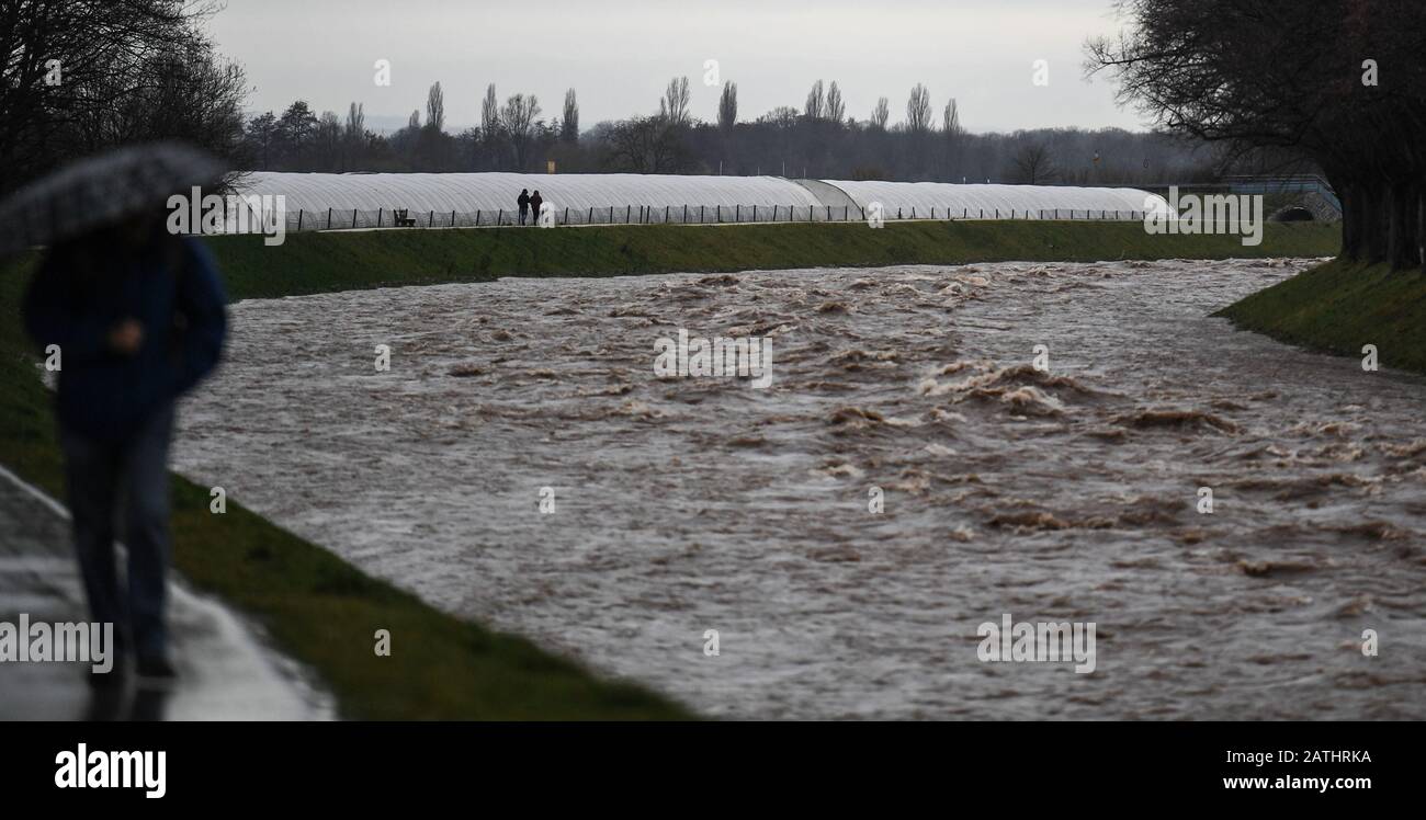 Oberkirch, Germania. 03rd Feb, 2020. Un uomo si alza con un ombrello sulla diga del Ritch. Il fiume è gonfio da pioggia intensa. In molte comunità di Baden-Württemberg, gli allarmi di alluvione sono stati innescati per le vigili del fuoco. Credito: Patrick Seeger/Dpa/Alamy Live News Foto Stock