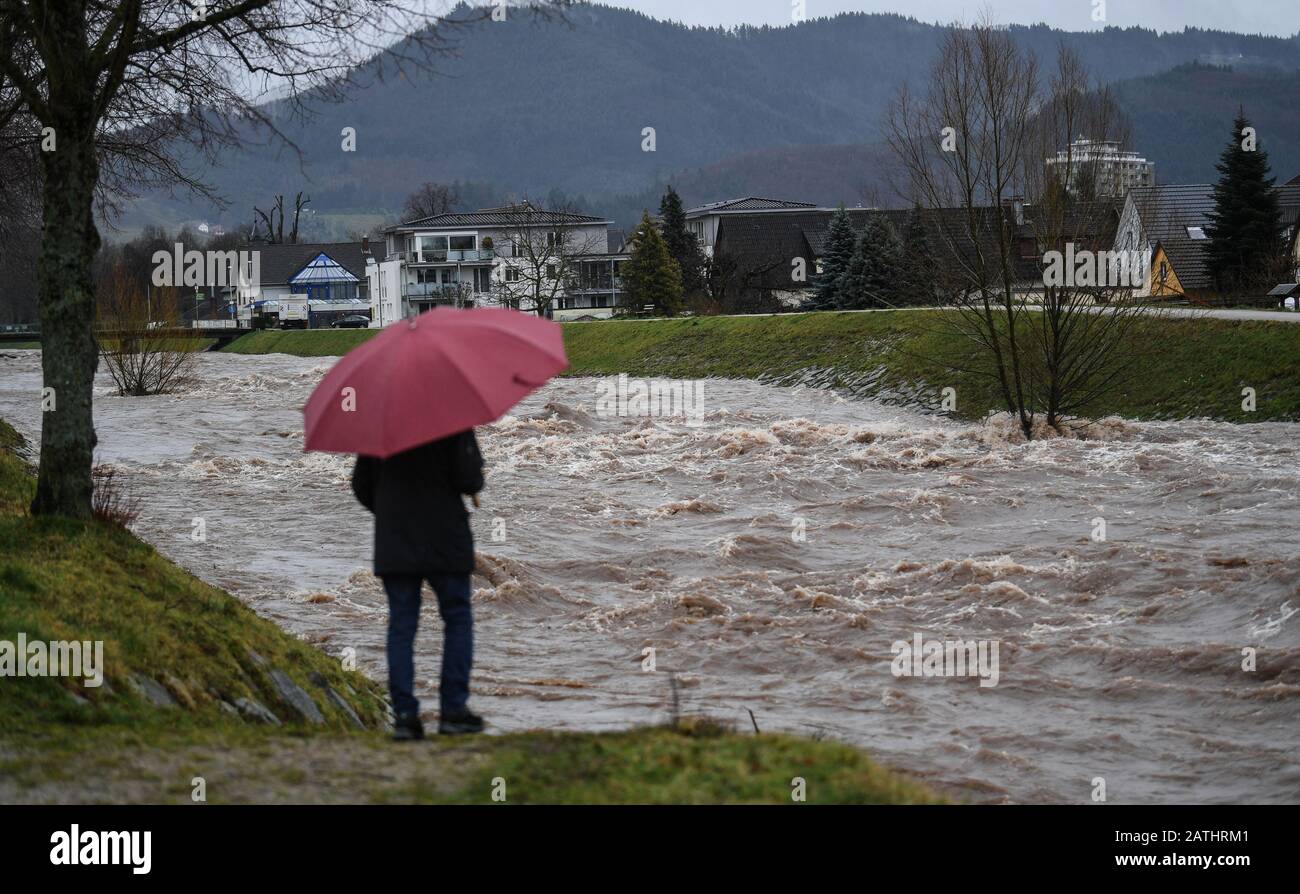 Oberkirch, Germania. 03rd Feb, 2020. Un uomo si alza con un ombrello sulla diga del Ritch. Il fiume è gonfio da pioggia intensa. In molte comunità di Baden-Württemberg, gli allarmi di alluvione sono stati innescati per le vigili del fuoco. Credito: Patrick Seeger/Dpa/Alamy Live News Foto Stock