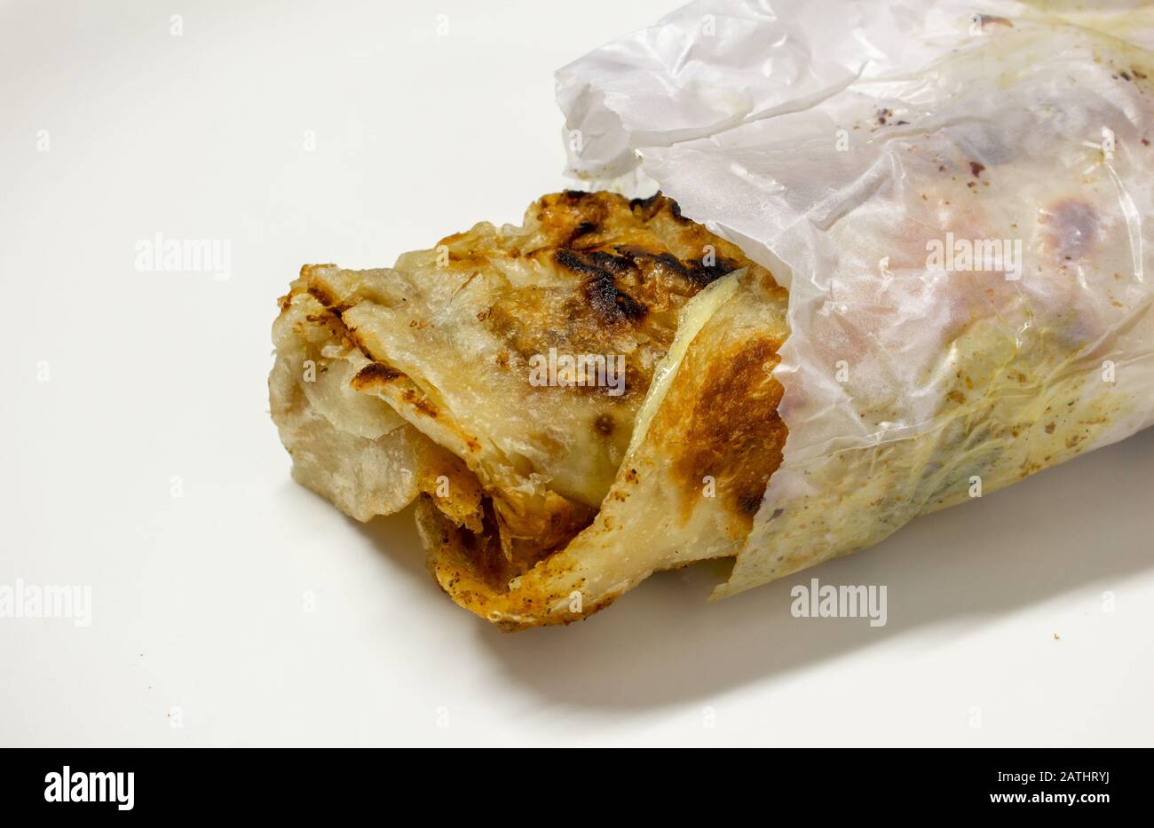 Rotolo di Parotta che è un alimento di strada comune nell'india del sud. La Partotta è un piatto stratificato di farina di maida. Foto Stock