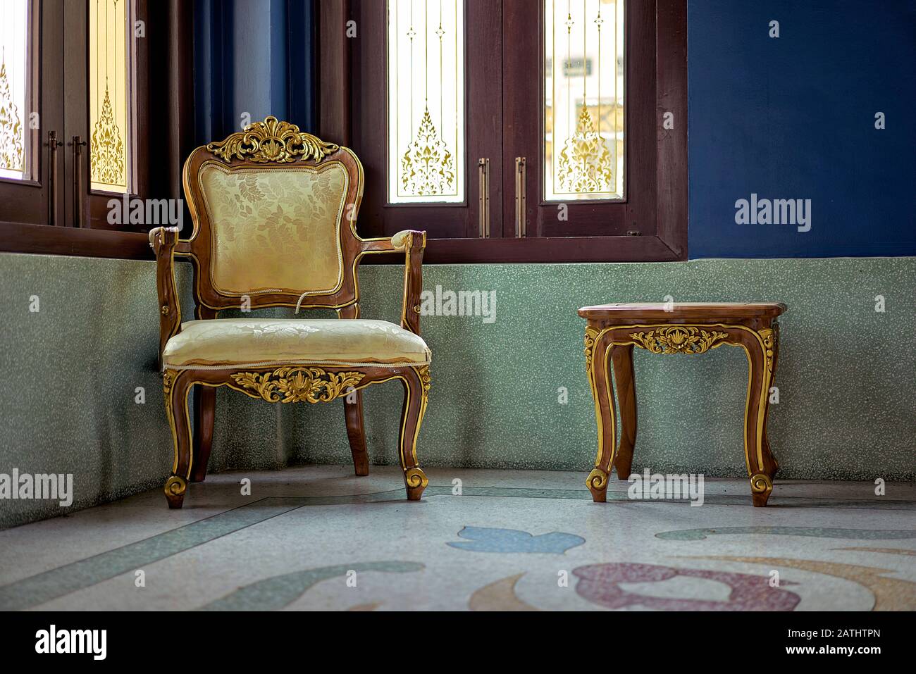 Sedia antica, sedia in stile Queen Anne e mobili da tavolo coordinati; interni minimalisti Foto Stock