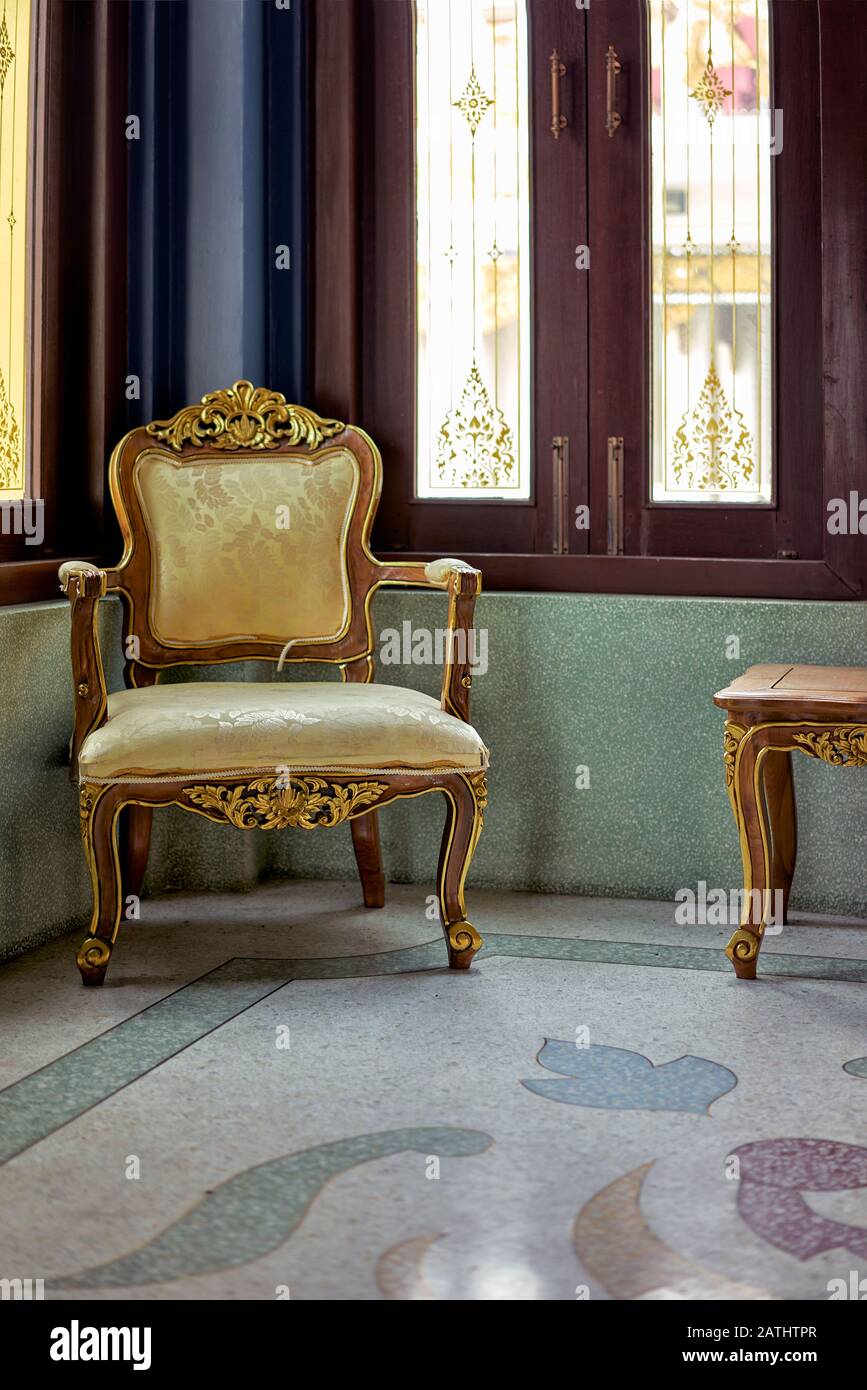 Sedia antica, sedia in stile Queen Anne e mobili da tavolo coordinati; interni minimalisti Foto Stock