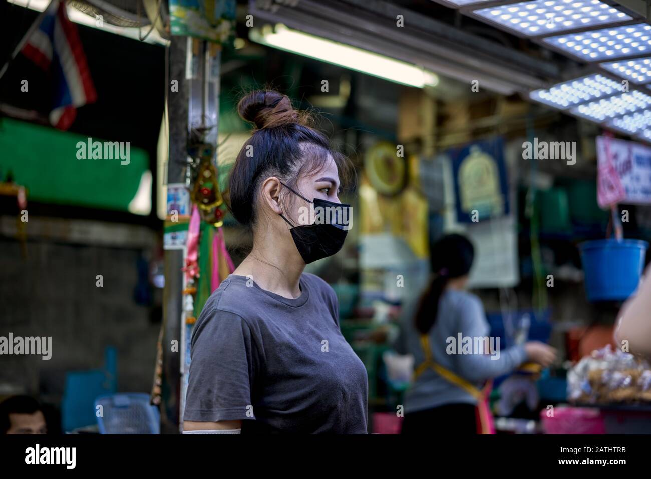 Donna che indossa maschera facciale coronavirus; Persone che indossano maschere di protezione della salute contro la minaccia del rischio di influenza del coronavirus nel 2020; COVID-19 Foto Stock
